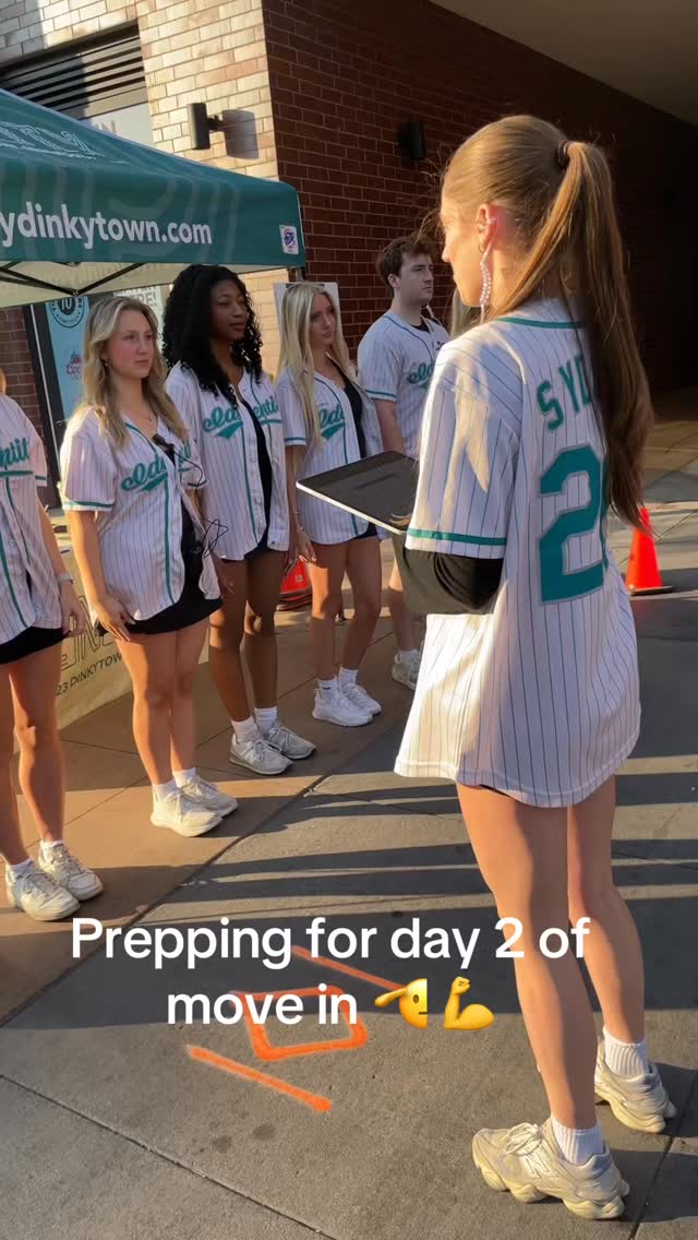 Good morning floors 3 and 4\ud83c\udf1f!!! As we start off our second move-in day, we are prepping our CAs to make this our best move-in day yet!! \ud83e\udd29\ud83d\ude4c we are SO excited to meet you all and have the best year together!! 